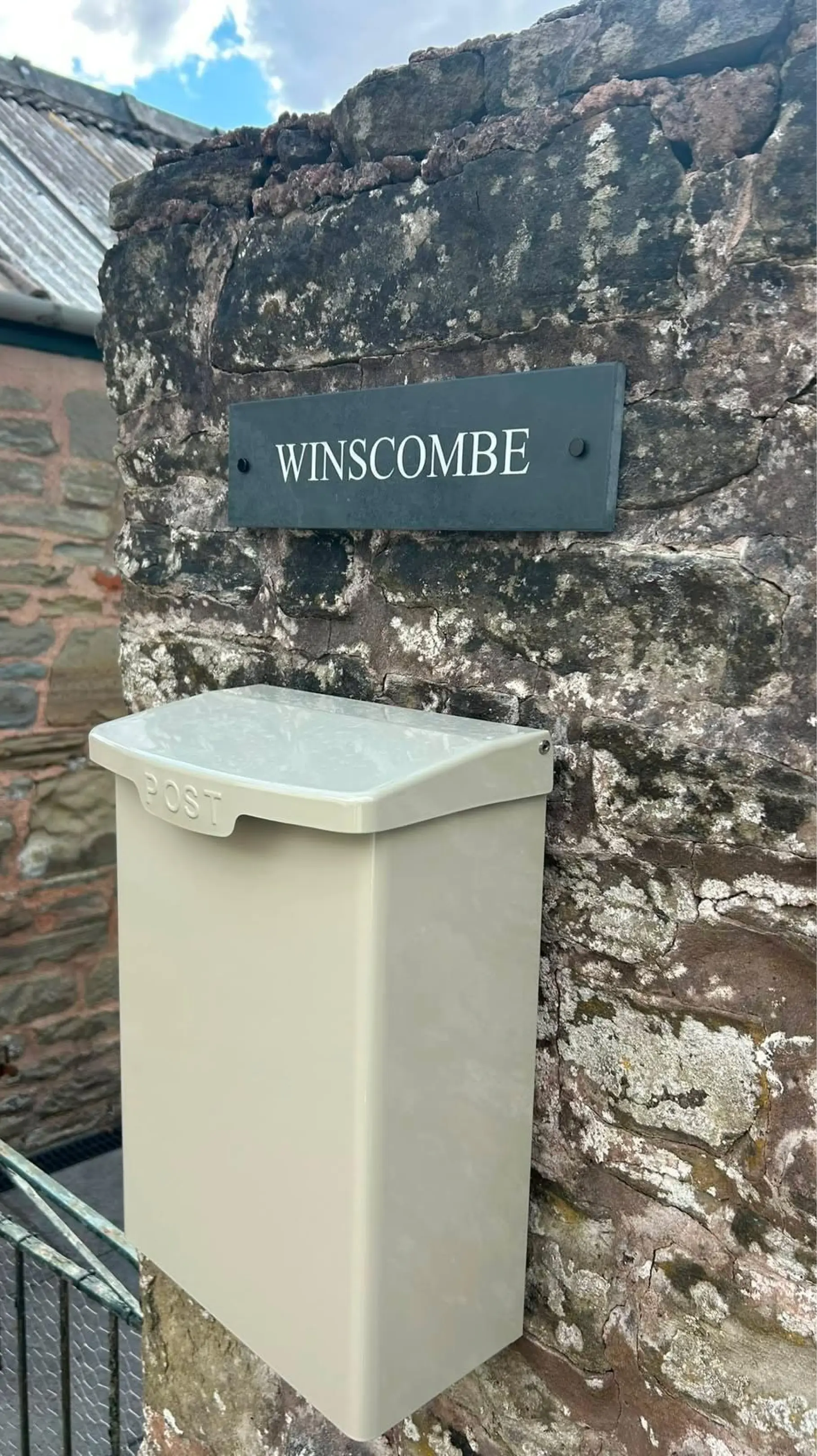 files/why-choose-the-bespoke-sign-house-instagram-video.webp